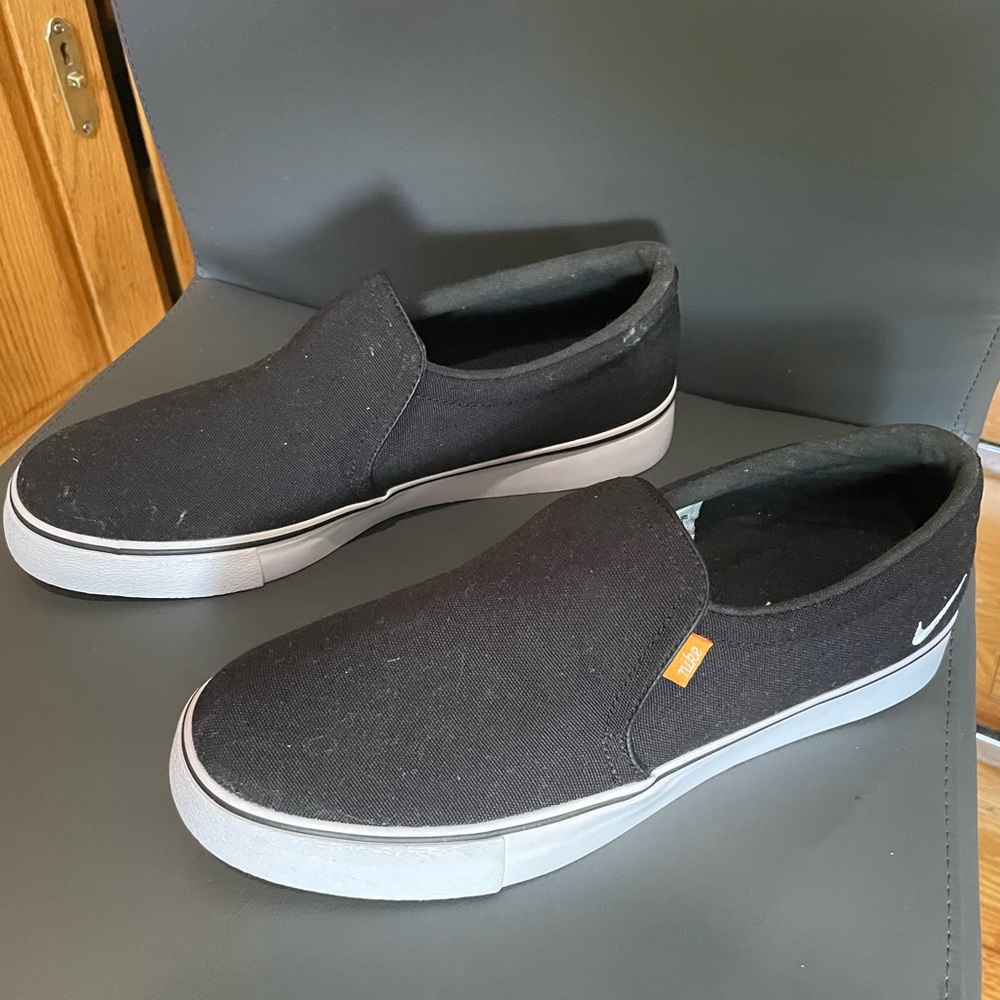 Nike Court Royale AC
Women's Slip-On Shoes
Size 9.5 women’s